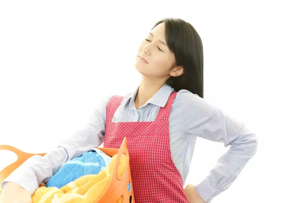 草加で腰痛に悩む女性