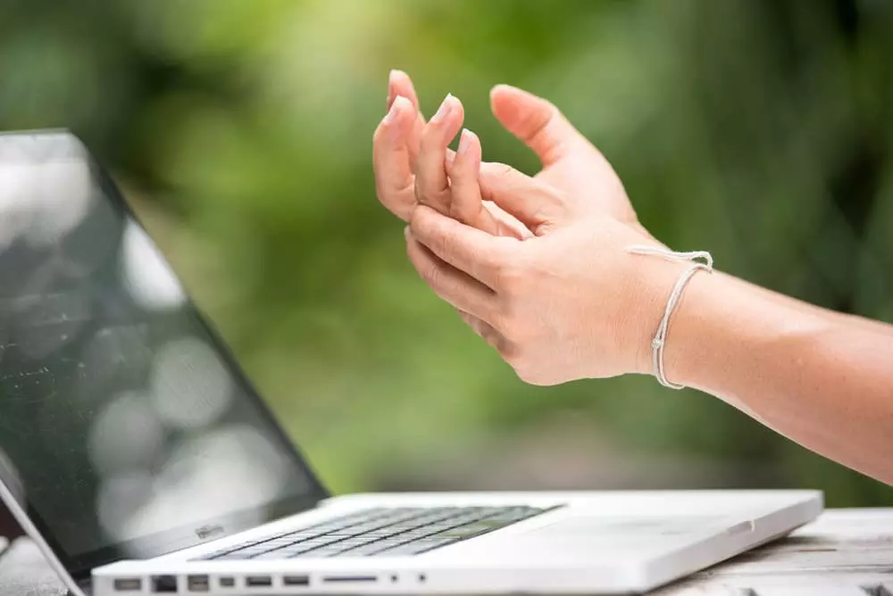 手がピリピリする